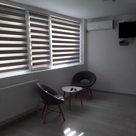 Camere De Inchiriat Central La Calciu Mahmudia Bagian luar foto