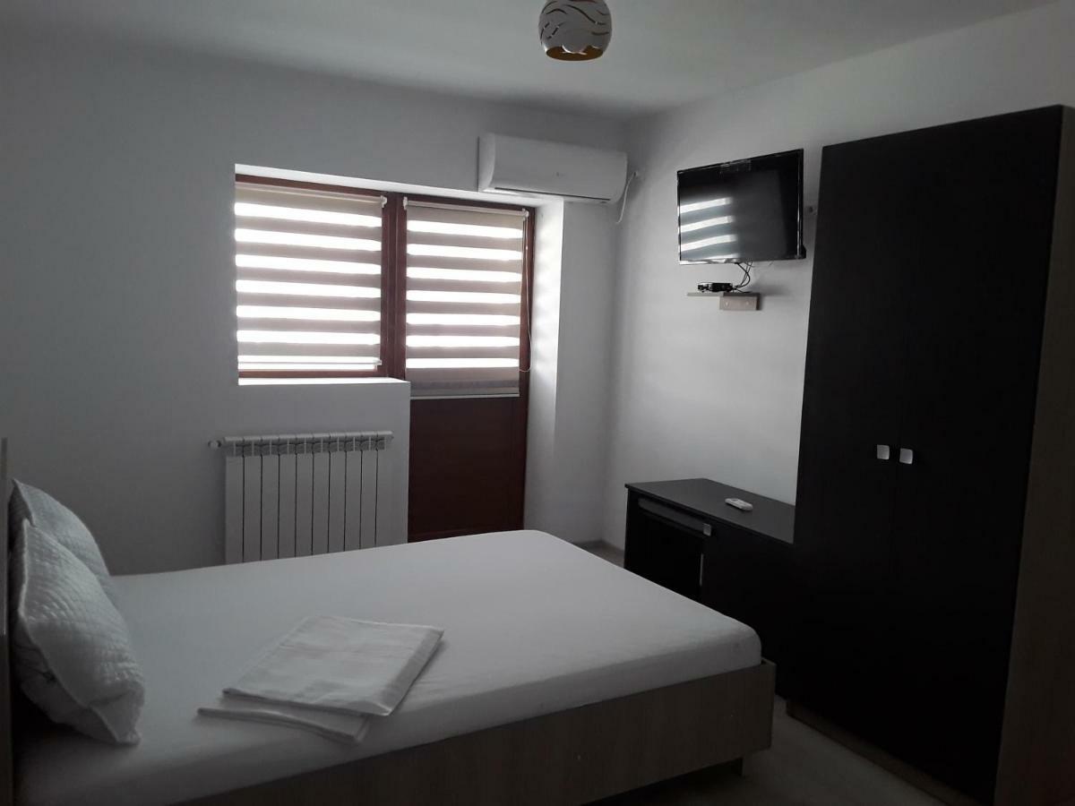 Camere De Inchiriat Central La Calciu Mahmudia Bagian luar foto