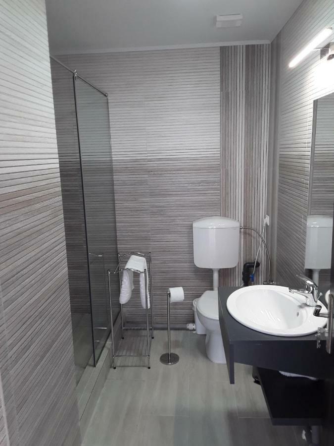 Camere De Inchiriat Central La Calciu Mahmudia Bagian luar foto