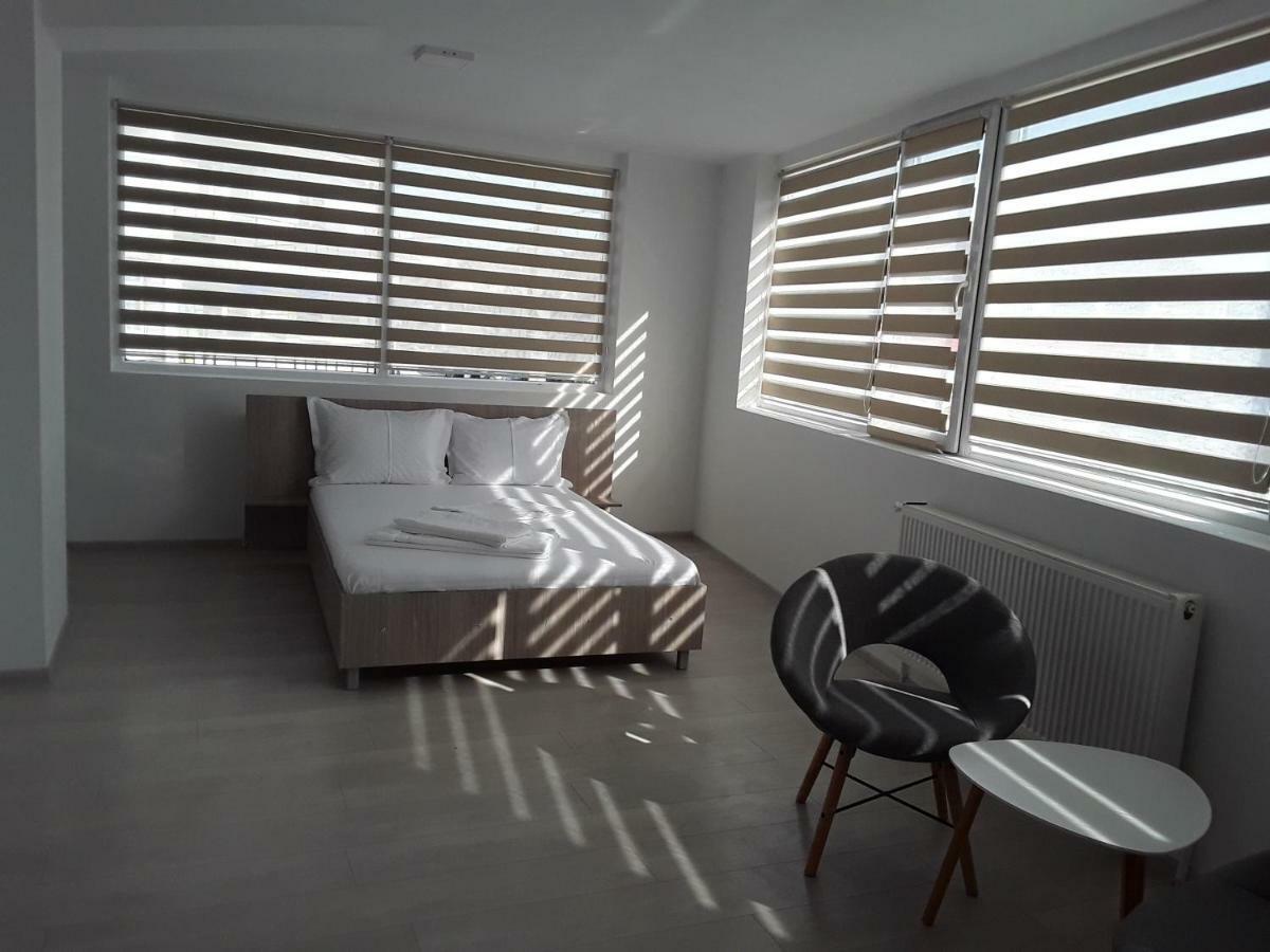 Camere De Inchiriat Central La Calciu Mahmudia Bagian luar foto