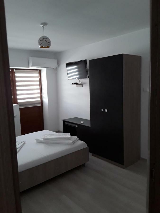 Camere De Inchiriat Central La Calciu Mahmudia Bagian luar foto