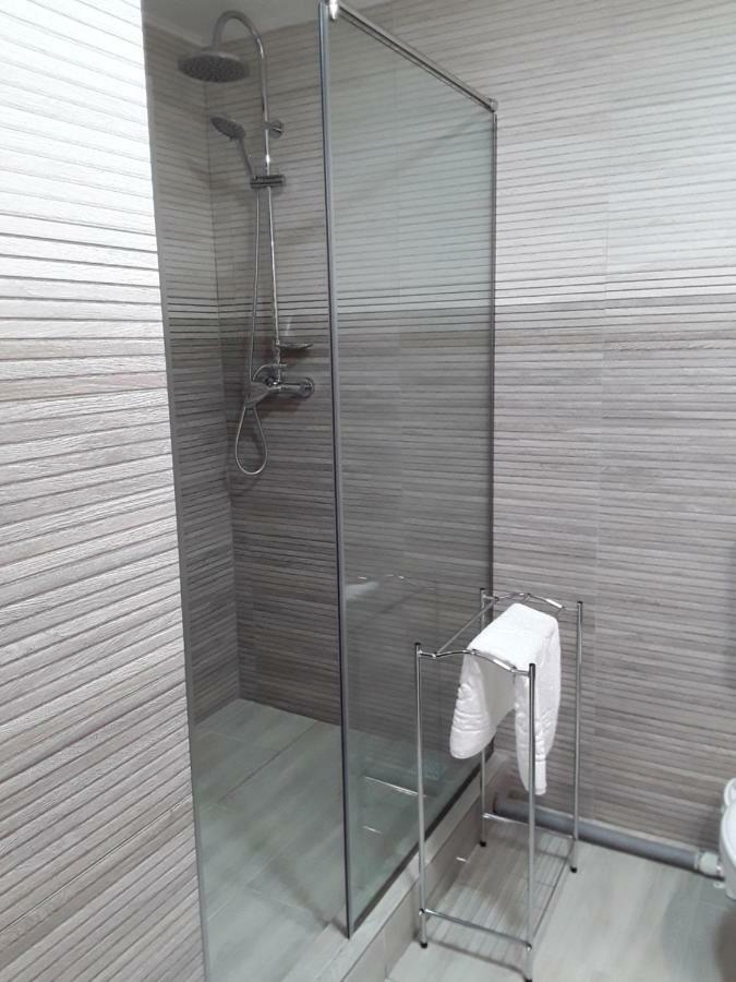Camere De Inchiriat Central La Calciu Mahmudia Bagian luar foto