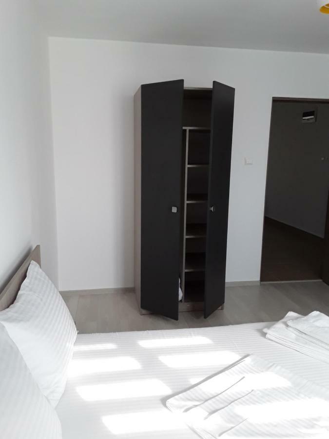 Camere De Inchiriat Central La Calciu Mahmudia Bagian luar foto