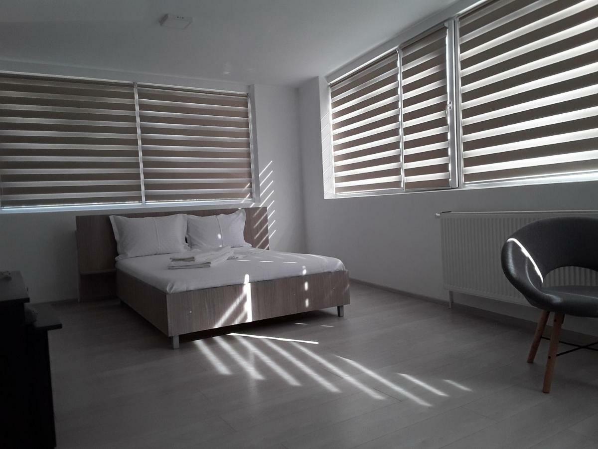Camere De Inchiriat Central La Calciu Mahmudia Bagian luar foto